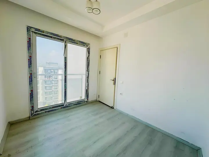 MRS'DEN TÖMÜK'TE 2+1 HAVUZLU DENİZE 250 METRE MERKEZDE 3 CEPHELİ - fotoğraf 2