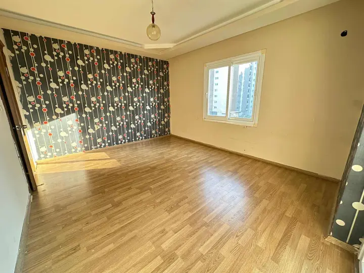 MRS'DEN SOLİ CİVARI GENİŞ 3+1 HAVUZLU GÖZDE KONUMDA FIRSAT DAİRE - fotoğraf 5