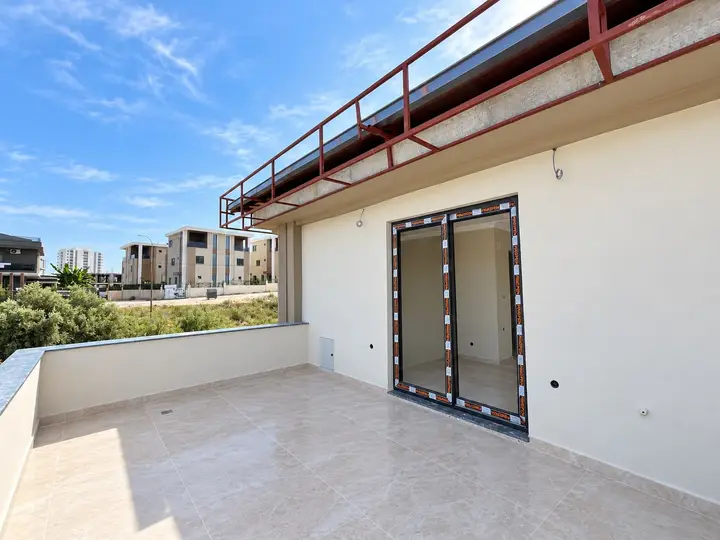 MRS GAYRİMENKUL'DEN Mezitli Kuyulukta Satılık Tripleks Villa - fotoğraf 2