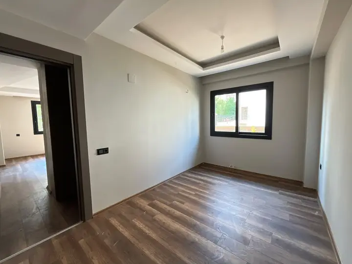 MRS GAYRİMENKUL ERDEMLİ TAPU CADDESİ ÜZERİ SATILIK BAHÇELİ 1+1 - fotoğraf 2