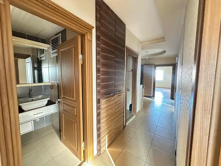 MRS'DEN SOLİ CİVARI GENİŞ 3+1 HAVUZLU GÖZDE KONUMDA FIRSAT DAİRE - fotoğraf 3