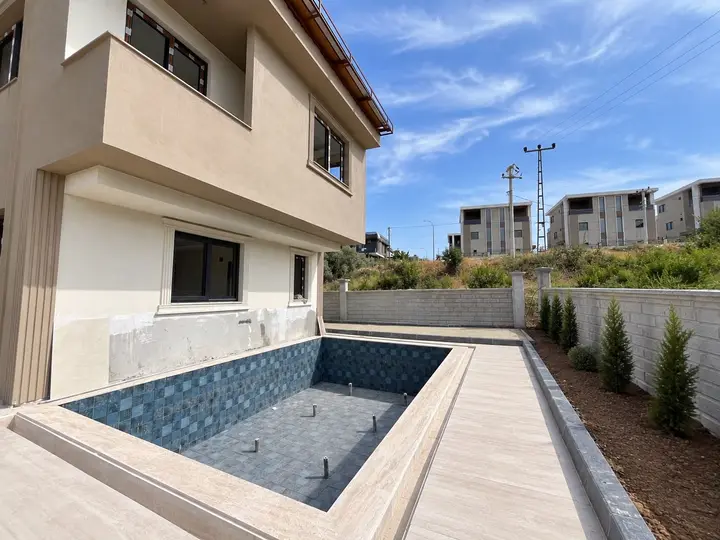 MRS GAYRİMENKUL'DEN Mezitli Kuyulukta Satılık Tripleks Villa